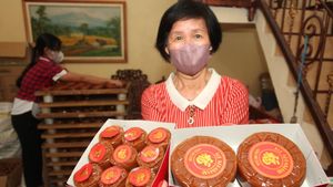 Mengintip Pembuatan Kue Keranjang yang Ramai Dipesan Jelang Imlek