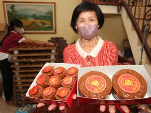 Mengintip Pembuatan Kue Keranjang yang Ramai Dipesan Jelang Imlek