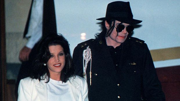 US pop star Michael Jackson and his wife Lisa Marie Presley arrive at Budapest's airport 6 August 1994. Jackson is starting a three day visit to film new video-clip. AFP PHOTO (Photo by AFP)