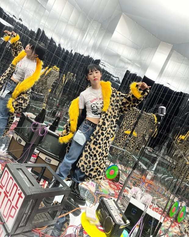 Moon Byul dalam Balutan Kaus Crop Top dan Mantel Bermotif Macan Tutul. Foto Instagram: mo_onbyul