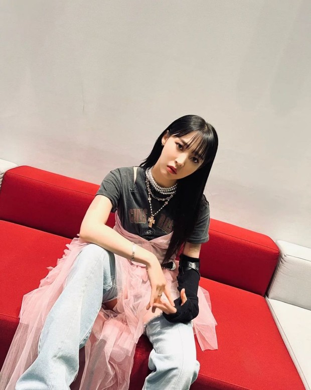 Moon Byul dengan Outfit Genderless, Perpaduan Rok dan Jeans. Foto Instagram: mo_onbyul