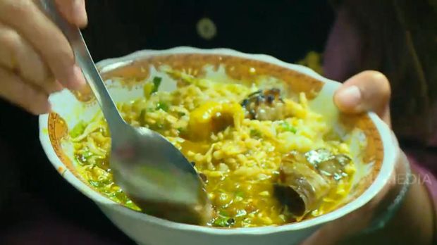 Nasi becek telah menjadi makanan khas Nganjuk sejak 1940. Uniknya, tidak pernah ada yang tahu siapa yang kali pertama berdagang nasi becek.