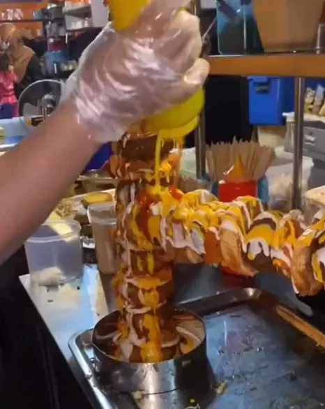 Netizen Kesal Lihat Menu Burger dan Roti John Banjir Keju Leleh