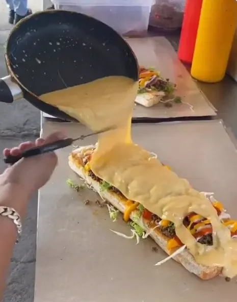 Netizen Kesal Lihat Menu Burger dan Roti John Banjir Keju Leleh