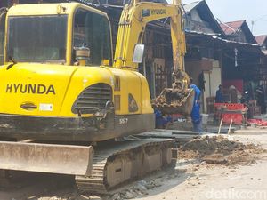 Warga Keluhkan Lamanya Pengerjaan Got Antibanjir Pondok Bambu Dekat KBT Warga Keluhkan Lamanya Pengerjaan Got Antibanjir Pondok Bambu Dekat KBT
