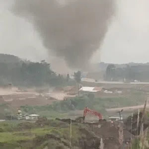 10 Rumah Rusak Gegara Angin Puting Beliung di Sumedang 10 Rumah Rusak Gegara Angin Puting Beliung di Sumedang