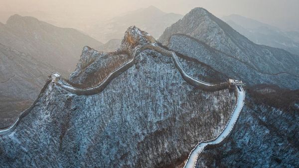 Kemegahan Tembok Raksasa China Saat Tertutup Salju dan Kabut