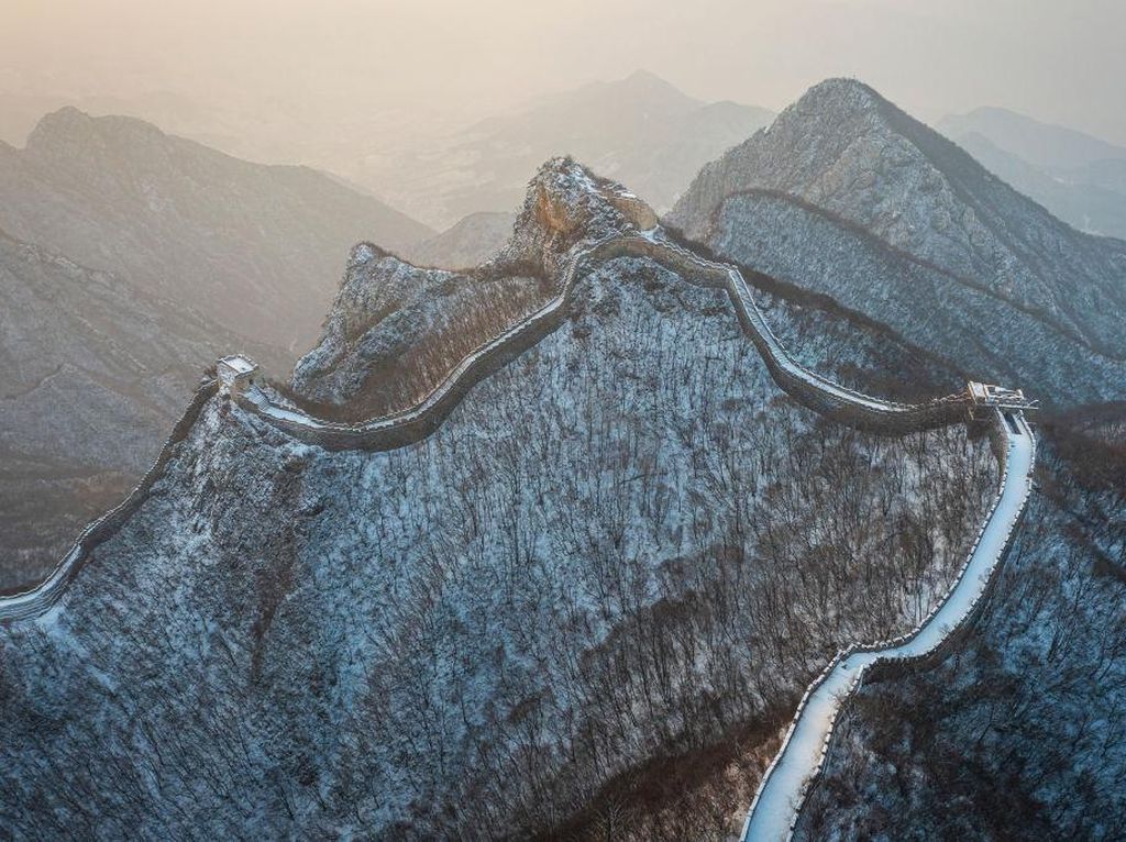 Kemegahan Tembok Raksasa China Saat Tertutup Salju dan Kabut