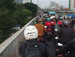 Cerita Pemotor Terjebak Macet Parah di Jalan TB Simatupang Pagi Ini