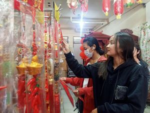 Pernak-pernik Imlek Mulai Diburu Warga Denpasar