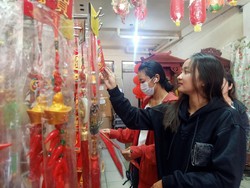 Pernak-pernik Imlek Mulai Diburu Warga Denpasar