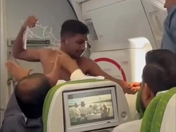 Pria Telanjang Dada Ngamuk, Tonjok Penumpang Lain, Alasannya Sepele