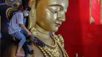 Sambut Imlek, Rupang Buddha-Vihara di Medan Dibersihkan