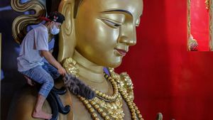 Sambut Imlek, Rupang Buddha-Vihara di Medan Dibersihkan