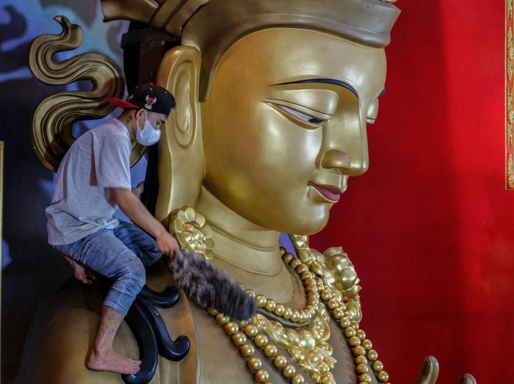 Sambut Imlek, Rupang Buddha-Vihara di Medan Dibersihkan