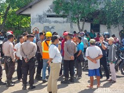 2 Bulan Krisis, Petani Tambak Geruduk Gudang Pupuk di Lamongan