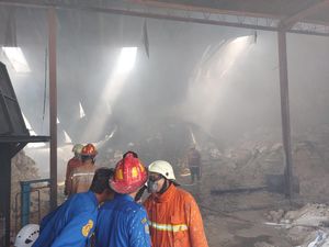 Kebakaran Gudang Tepung Gaplek di Karanganyar Kebakaran Gudang Tepung Gaplek di Karanganyar