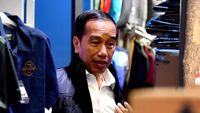 Potret Jokowi Shopping Malam-malam di Mal Kokas, Jajal Rompi Lokal