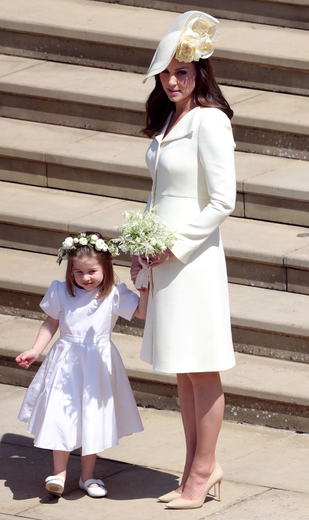 Potret Kate Middleton dan Putri Charlotte di pernikahan Harry-Meghan/Getty Images/Andrew Matthews Kate dan Charlotte dalam balutan gaun putih.