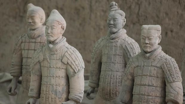 Prajurit Terakota Mausoleum Kaisar Qin Pertama, Xi'an dipajang pada 24 Juni 2018 di Xi'An, Tiongkok. Dibuat pada Dinasti Qin dari 246 SM hingga 208 SM, figur tersebut dibuat untuk menjaga makam kaisar dan ditemukan oleh arkeolog Tiongkok Zhao Kangmin pada tahun 1974. Prajurit Terakota Mausoleum Kaisar Qin Pertama, Xi'an dipajang pada 24 Juni 2018 di Xi'An, Tiongkok. Dibuat pada Dinasti Qin dari 246 SM hingga 208 SM, figur tersebut dibuat untuk menjaga makam kaisar dan ditemukan oleh arkeolog Tiongkok Zhao Kangmin pada tahun 1974. (Tao Zhang/Getty Images)