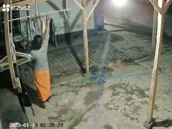 Pria Bersarung di Banyuwangi Terekam CCTV Curi Celana Dalam Wanita