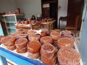 Mendulang Cuan dari Kue Keranjang