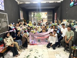 Relawan Kenalkan Sosok Ganjar Lewat Pelatihan Merangkai Buket Bunga