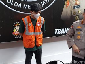 Penampakan Revaldo Berompi Tahanan Usai Ditangkap Terkait Narkoba Penampakan Revaldo Berompi Tahanan Usai Ditangkap Terkait Narkoba