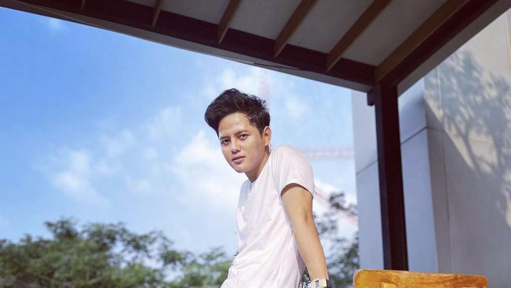 Momen Stevan Pasaribu Santai di Kafe hingga Makan Bareng Keluarga Momen Stevan Pasaribu Santai di Kafe hingga Makan Bareng Keluarga