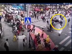 Horor Pengemudi Maut Tabrak Kerumunan di China, 5 Tewas Horor Pengemudi Maut Tabrak Kerumunan di China, 5 Tewas