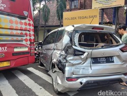 Xpander Ringsek Ditabrak Suroboyo Bus di Jalan Basuki Rahmat