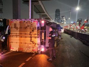 Truk Terguling di Jalan Gatot Subroto Arah Semanggi, Lalin Tersendat