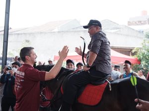 Naik Kuda dan Pegang Panah, Walkot Idris Resmikan Pelatihan Berkuda di Depok