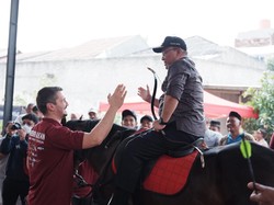 Naik Kuda dan Pegang Panah, Walkot Idris Resmikan Pelatihan Berkuda di Depok