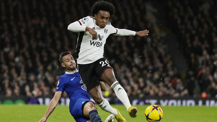 Fulhams Willian, right, and Chelseas Cesar Azpilicueta challenge for the ball during the English Premier League soccer match between Fulham and Chelsea at the Craven Cottage stadium in London Thursday, Jan. 12, 2023. (AP Photo/Alastair Grant)