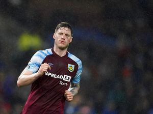 Wout Weghorst Tidak Bisa Main di Derby Manchester