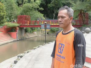 Cerita Yadi Pernah Angkat Sampah di Cikapundung hingga 1,5 Ton Cerita Yadi Pernah Angkat Sampah di Cikapundung hingga 1,5 Ton