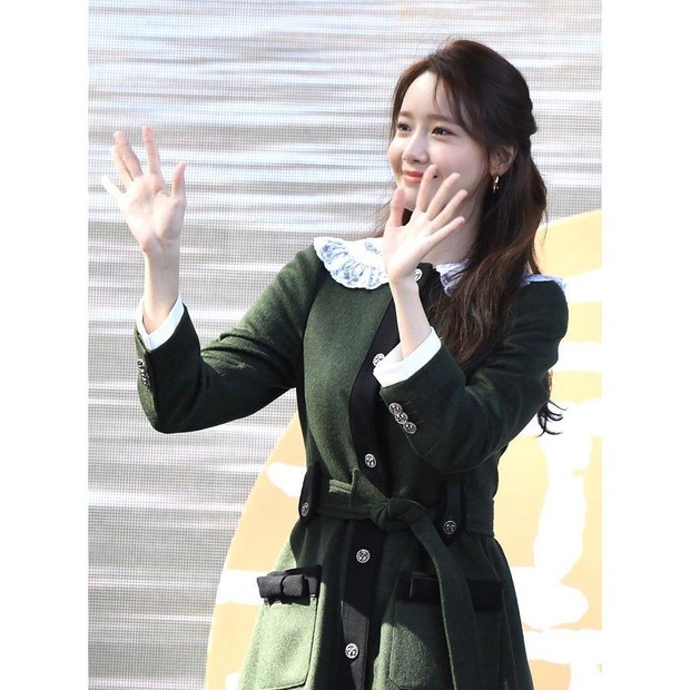 Yoona dengan Long Coat Dress dengan Kerah Peter Pan Renda. Foto Instagram: yoona__lim