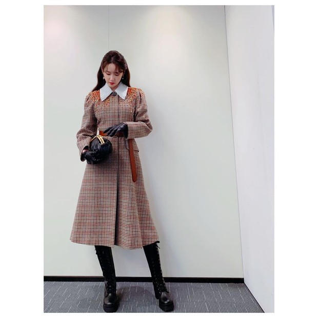 Yoona dengan Long Dress Kotak-Kotak dengan Wing Collar Renda. Foto Instagram: yoona__lim