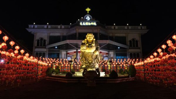 Wow, 2.023 Lampion Hiasi Vihara di Sungai Raya Kalbar