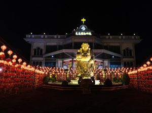 Wow, 2.023 Lampion Hiasi Vihara di Sungai Raya Kalbar Wow, 2.023 Lampion Hiasi Vihara di Sungai Raya Kalbar