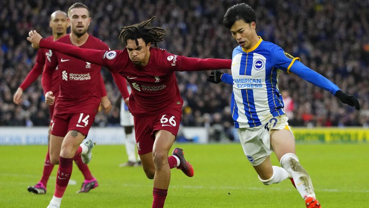 Kaoru Mitoma jago dribble dan sukses mengobok-obok Liverpool. (Foto: AP/Frank Augstein)