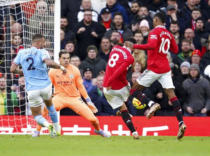 Manchester United's Bruno Fernandes scores his side's first goal during the English Premier League soccer match between Manchester United and Manchester City at Old Trafford in Manchester, England, Saturday, Jan. 14, 2023. (AP Photo/Dave Thompson)