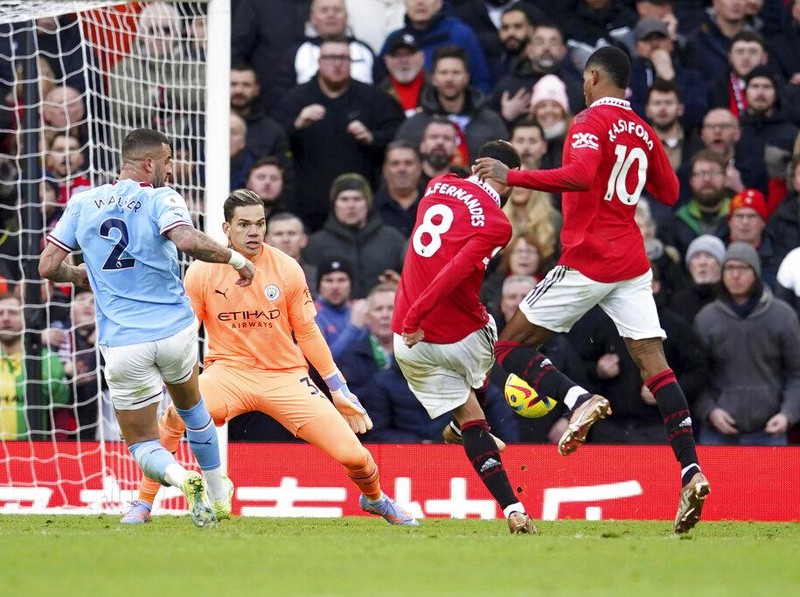Manchester United's Bruno Fernandes scores his side's first goal during the English Premier League soccer match between Manchester United and Manchester City at Old Trafford in Manchester, England, Saturday, Jan. 14, 2023. (AP Photo/Dave Thompson)