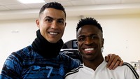 Vinicius Junior tidak ketinggalan ikut diajak berfoto bersama Cristiano Ronaldo. (Foto: dok. Real Madrid)