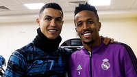 Cristiano Ronaldo datang mengenakan jersey latihan Al Nassr dan berfoto bersama dengan mantan rekan setimnya di Real Madrid, Eder Militao. (Foto: dok. Real Madrid)