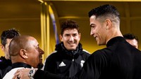 Ronaldo bertemu dengan mantan pelatihnya, Carlo Ancelotti, serta sesama legenda Real Madrid, Roberto Carlos. (Foto: dok. Real Madrid)
