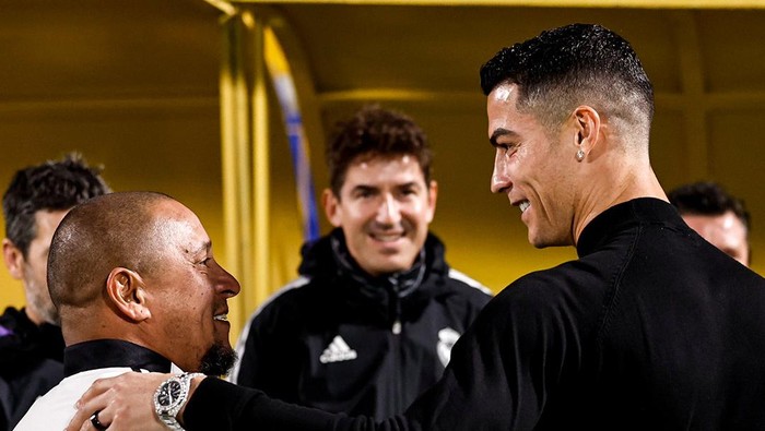 Cristiano Ronaldo Cristiano Ronaldo bertemu legenda Real Madrid, Roberto Carlos, di markas Al Nassr.