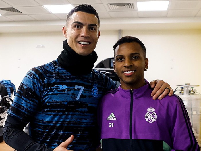 Cristiano Ronaldo berfoto bersama bintang muda Real Madrid, Rodrygo Goes.