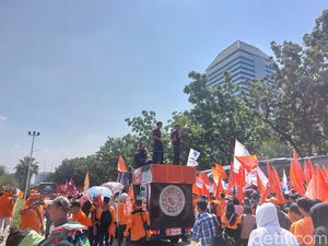 Massa Buruh Bubar, Lalin Kawasan Patung Kuda Kembali Normal